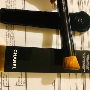 Powder & Foundation brush by Chanel!